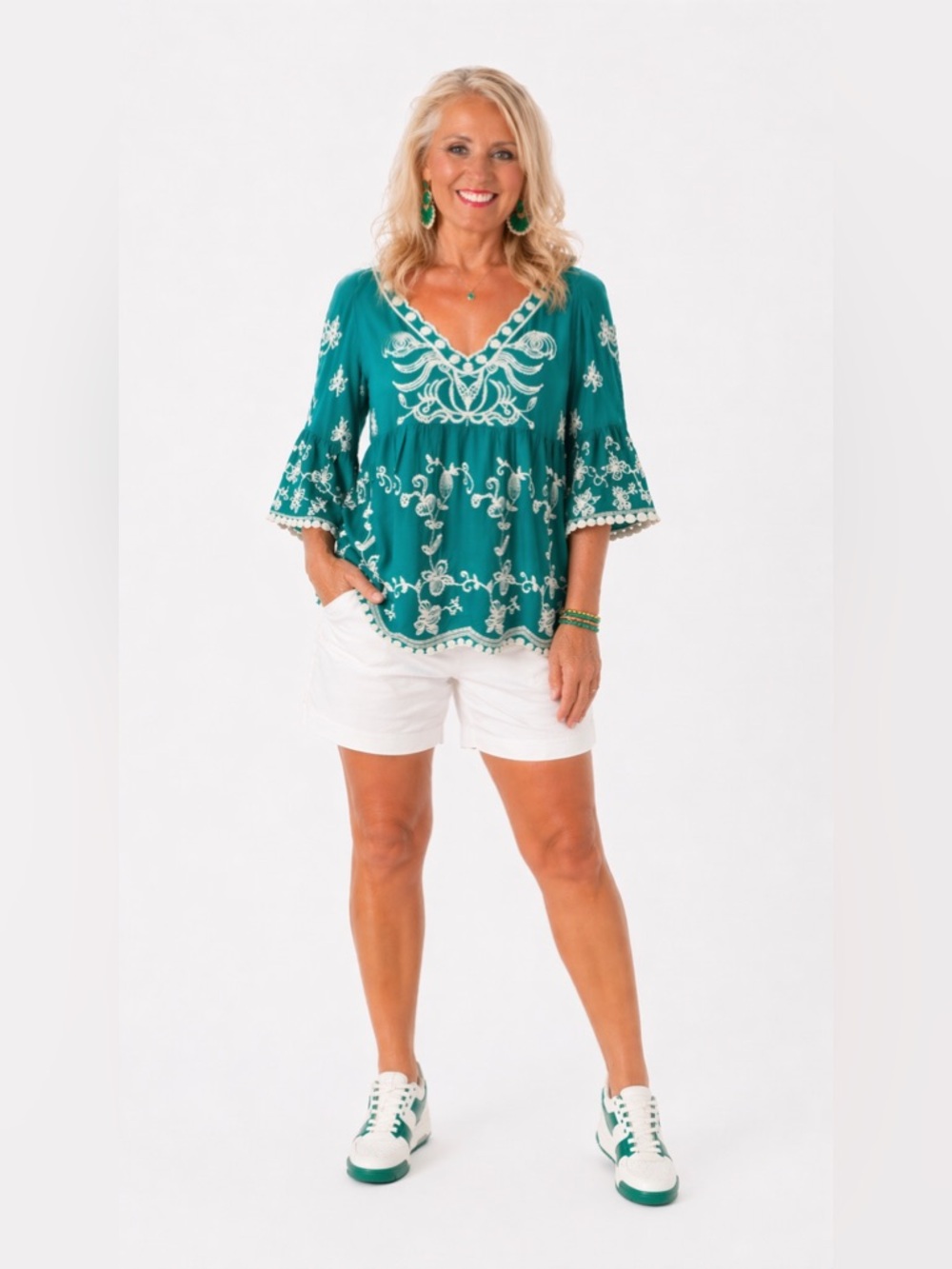 Solitaire Green Embroidered V-Neck Top Size Small